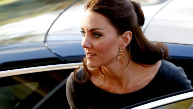 Catherine, Prinzessin von Wales, steigt aus einem Auto.