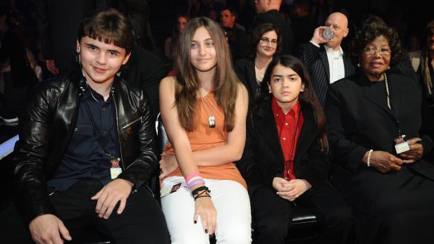 Michael Jacksons Kinder Prince, Paris und Blanket sitzen mit ihrer Großmutter Katherine Jackson in der ersten Reihe.