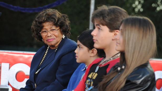 Katherine Jackson sitzt mit ihren Enkelkindern Prince Michael, Blanket und Paris bei einer Veranstaltung.