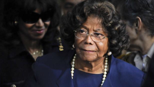 Katherine Jackson trägt eine Perlenkette und eine blaue Jacke.