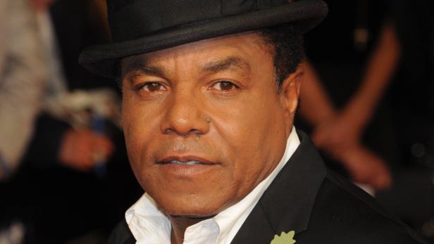 Ein Porträt von Jermaine Jackson mit Hut.