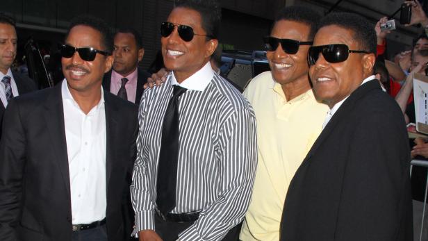 Die Jackson Brüder posieren für ein Foto mit Sonnenbrillen.