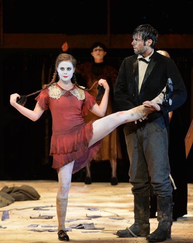 Eine Szene aus einem Theaterstück mit zwei Darstellern in Kostümen und Make-up.