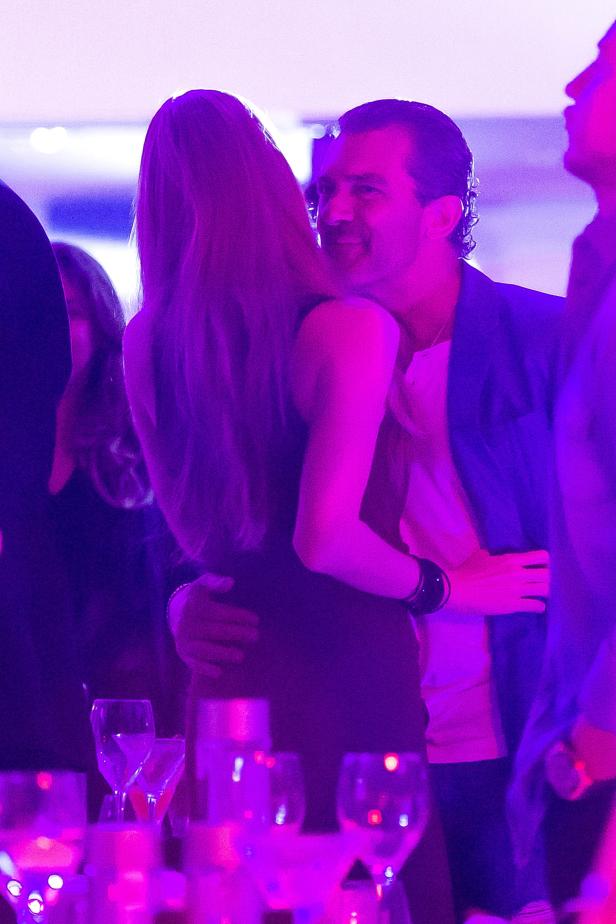 Antonio Banderas umarmt eine Frau auf einer Party.