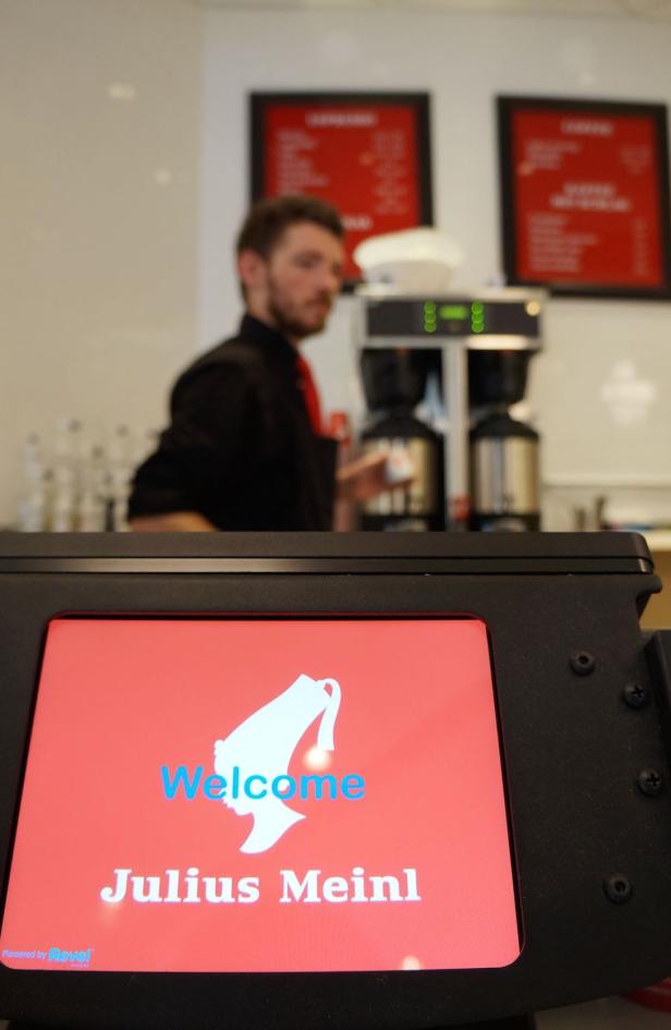 Ein Bildschirm zeigt das „Julius Meinl“-Logo und den Schriftzug „Welcome“.