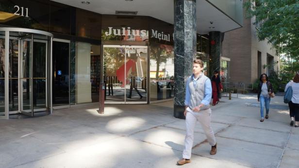 Ein Mann geht vor dem Gebäude von Julius Meinl vorbei.
