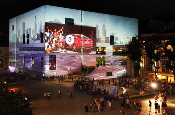 Das Leopold Museum in Wien während einer abendlichen Lichtprojektion mit Publikum.