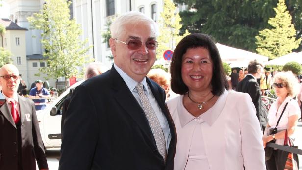 Ein Mann mit Brille und eine Frau lächeln in die Kamera.