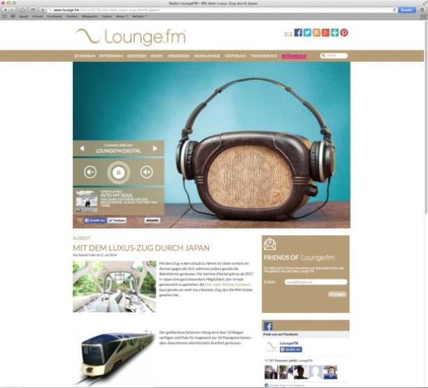 Ein Kopfhörer hängt an einem alten Radio vor einem türkisfarbenen Hintergrund.