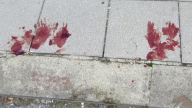 Der Täter wischte sich die blutigen Hände am Gehsteig ab