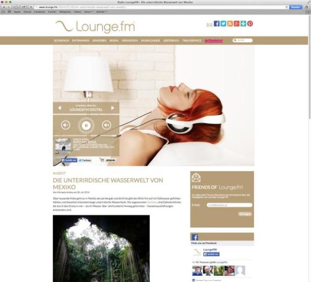 Eine Frau mit Kopfhörern liegt entspannt da, während im Hintergrund die Lounge.fm-Website zu sehen ist.