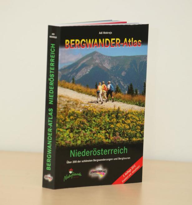 Das Cover des „Bergwander-Atlas Niederösterreich“ von Adi Mokrejs zeigt Wanderer in den Bergen.