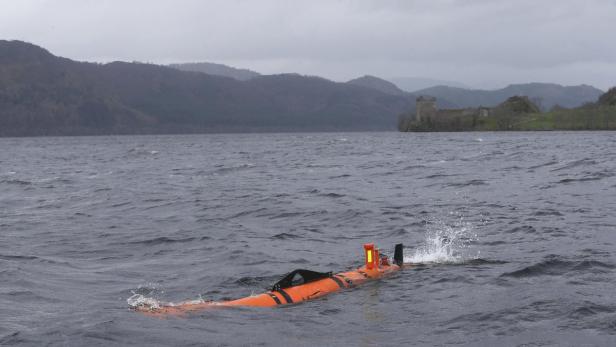 Loch Ness: Nachbildung von "Nessie" im See entdeckt
