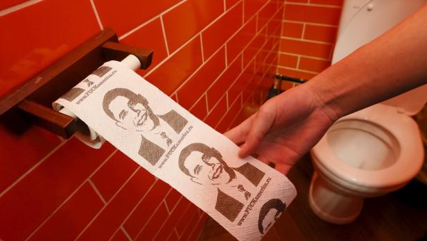 Eine Rolle Toilettenpapier mit dem aufgedruckten Konterfei von Barack Obama.