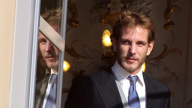 Pierre Casiraghi blickt aus einem Fenster.