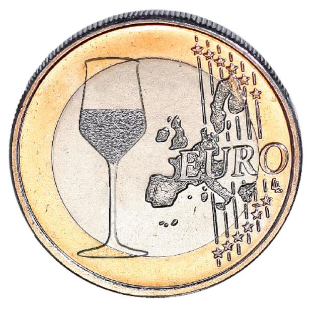 Eine Zwei-Euro-Münze mit einem Weinglas und der Karte Europas.