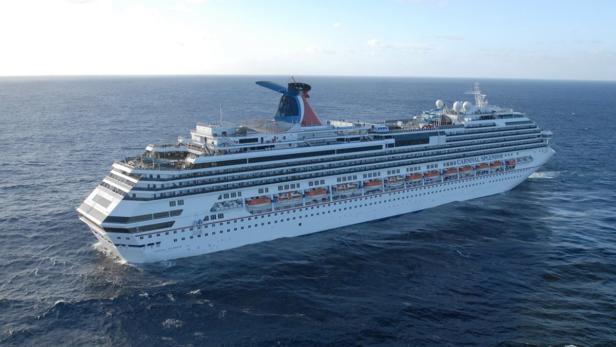 Das Kreuzfahrtschiff „Carnival Splendor“ fährt auf dem offenen Meer.