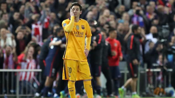 Lionel Messi im gelben Barcelona-Trikot mit der Hand am Gesicht.