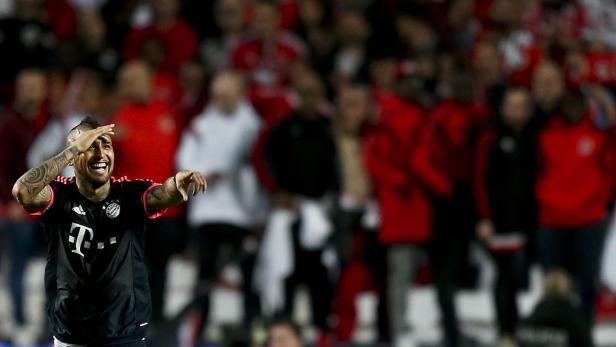 Arturo Vidal, ein Fußballspieler des FC Bayern München, jubelt mit erhobener Hand vor einer Zuschauermenge.