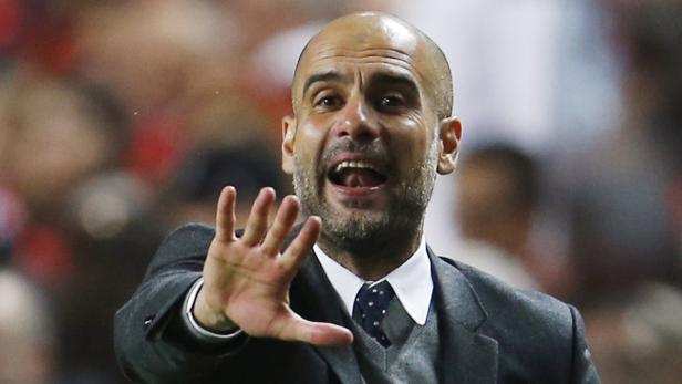Pep Guardiola gestikuliert während eines Fußballspiels.