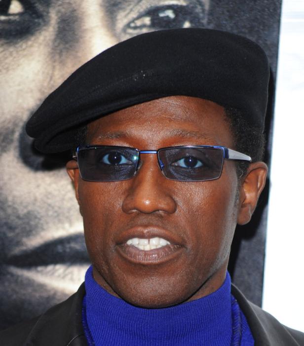 Wesley Snipes mit Barett und blauen Brillengläsern.