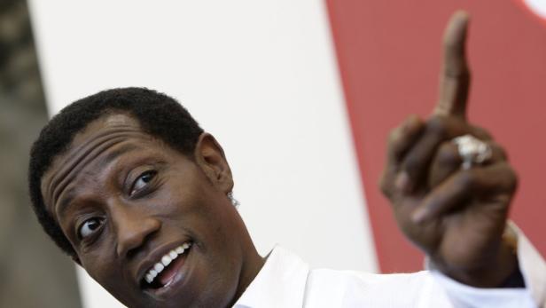Wesley Snipes lächelt und hebt den Zeigefinger.