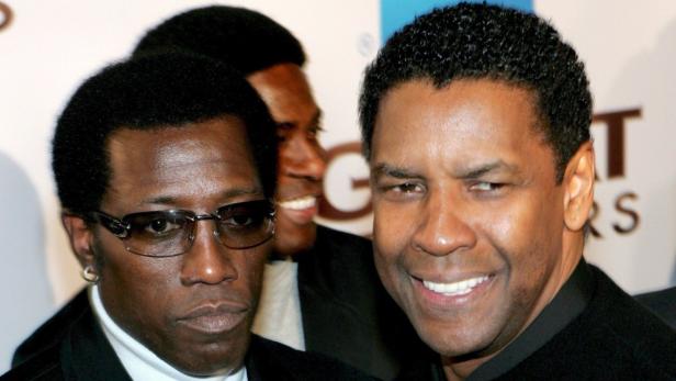 Wesley Snipes und Denzel Washington posieren zusammen für ein Foto.