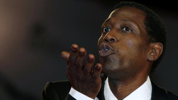 Djimon Hounsou schickt einen Luftkuss.