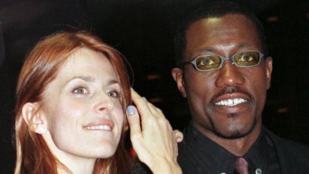 Wesley Snipes mit einer Frau mit roten Haaren.