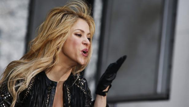 Shakira mit blonden Haaren und Lederjacke wirft einen Kuss in die Kamera.