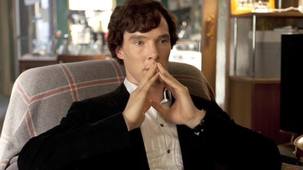Benedict Cumberbatch als Sherlock Holmes in einer nachdenklichen Pose.