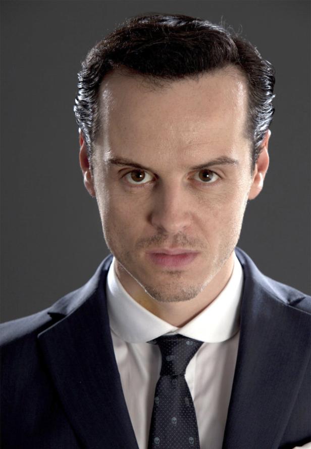 Porträt von Andrew Scott in einem dunklen Anzug und einer Krawatte mit Totenköpfen.