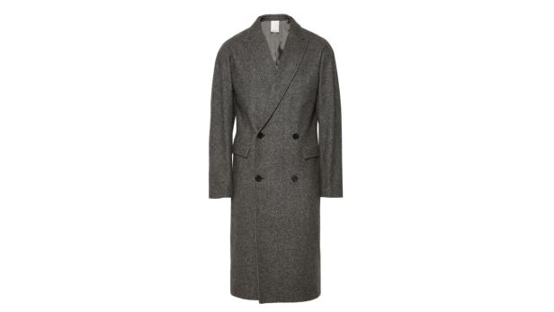 Ein grauer, zweireihiger Wollmantel vor einem weißen Hintergrund.