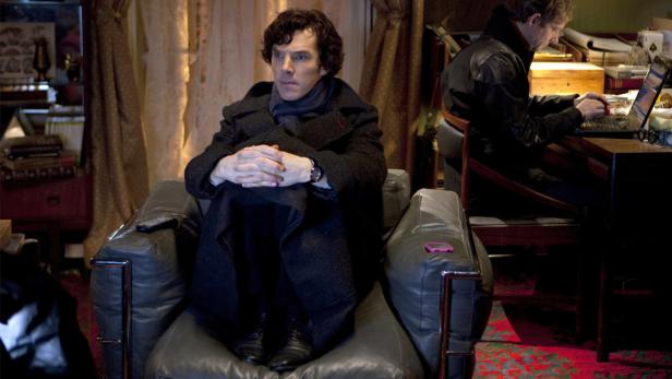 Benedict Cumberbatch als Sherlock Holmes in einem Sessel.
