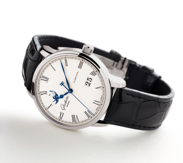 Eine Glashütte Original Uhr mit Mondphase und Datumsanzeige auf einem schwarzen Lederarmband.