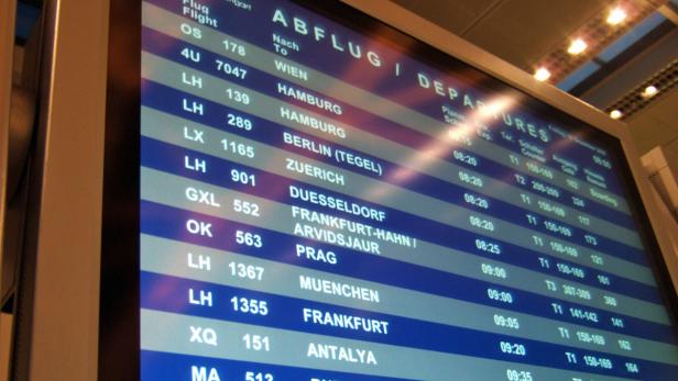 Eine Anzeigetafel mit Abflügen am Flughafen, unter anderem nach Wien, Hamburg und Berlin.