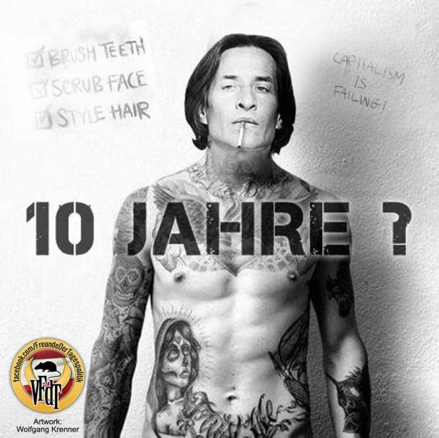 Ein tätowierter Mann mit Zigarette im Mund, daneben eine To-Do-Liste und der Schriftzug „10 Jahre?“.