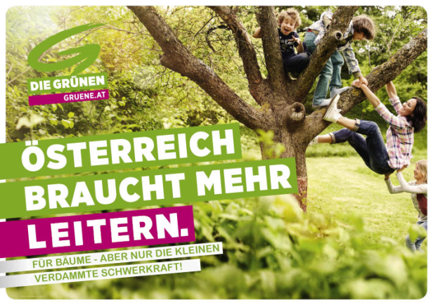 Eine Frau und Kinder klettern auf einen Baum; Wahlwerbung der Grünen im Hintergrund.