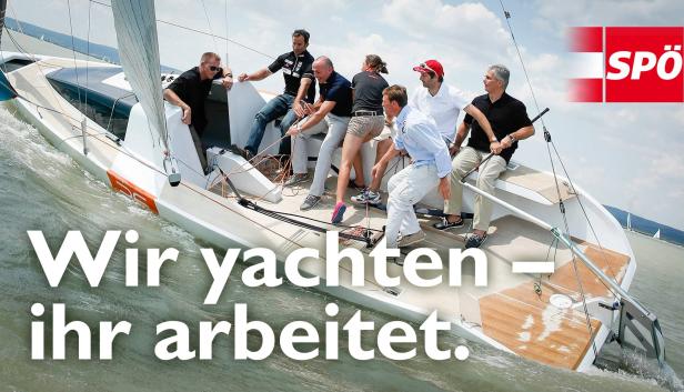 Eine Gruppe von Menschen segelt auf einem Segelboot, im Hintergrund das SPÖ-Logo.