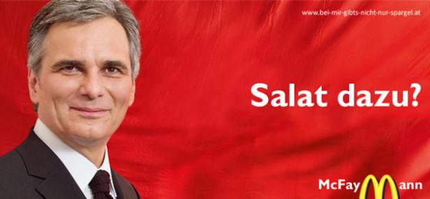 Ein Mann im Anzug vor einem roten Hintergrund mit der Frage „Salat dazu?“.