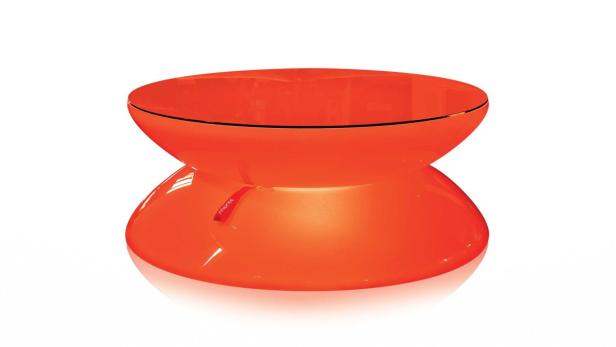 Ein orangefarbener Hocker mit einer taillierten Form steht auf einem weißen Hintergrund.