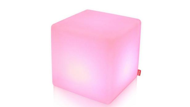Ein leuchtender, rosa Würfel steht auf einem weißen Hintergrund.