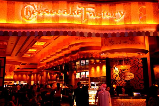 Innenansicht eines belebten Restaurants der „Cheesecake Factory“.