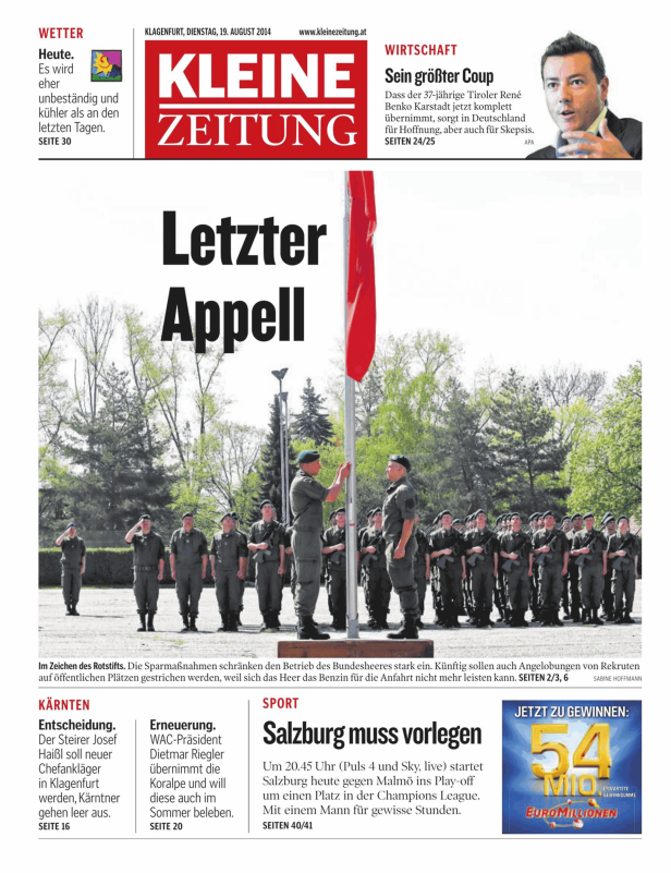 Soldaten hissen eine rote Fahne bei einer feierlichen Zeremonie.