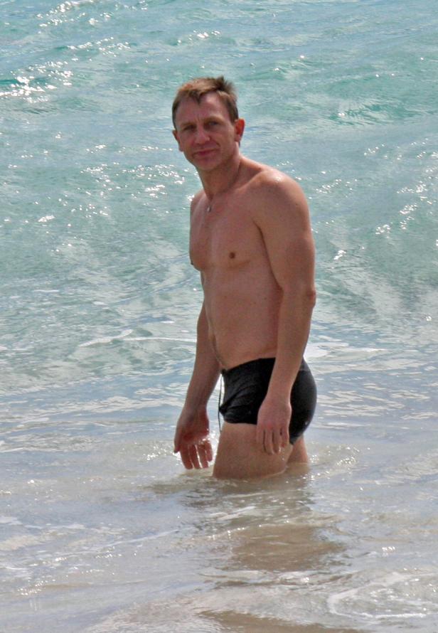 Daniel Craig steht im Meer.