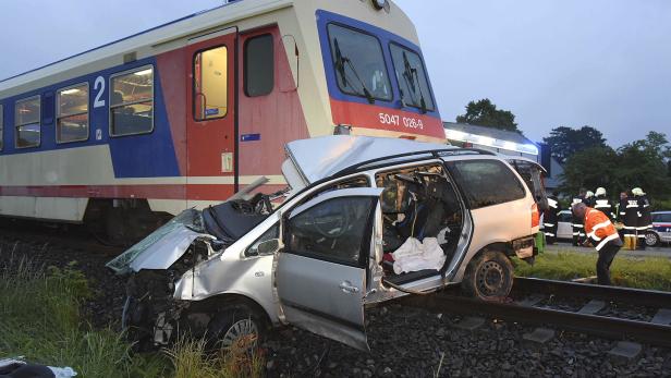 Zug rammte Pkw: Fünf Tote bei Unfalldrama