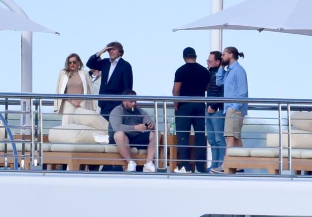Mehrere Personen, darunter Leonardo DiCaprio, entspannen auf einer Yacht.