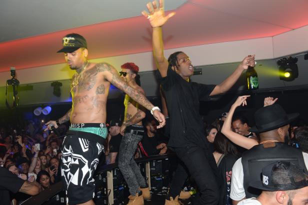 Chris Brown und A$AP Rocky treten in einem Nachtclub vor einer jubelnden Menge auf.