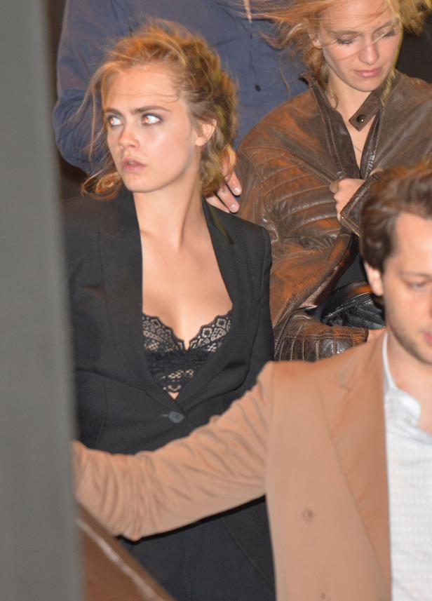 Cara Delevingne trägt ein schwarzes Jackett über einer schwarzen Spitzen-BH.