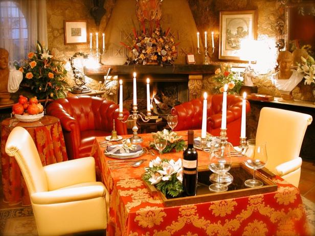 Ein festlich gedeckter Tisch in einem opulenten Raum mit Kamin und Sesseln.